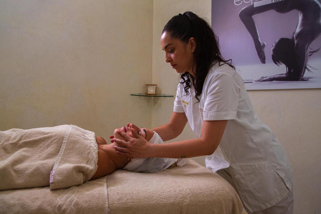 Golden Tower Hotel & Spa Firenze Kültér fotó A spa treatment