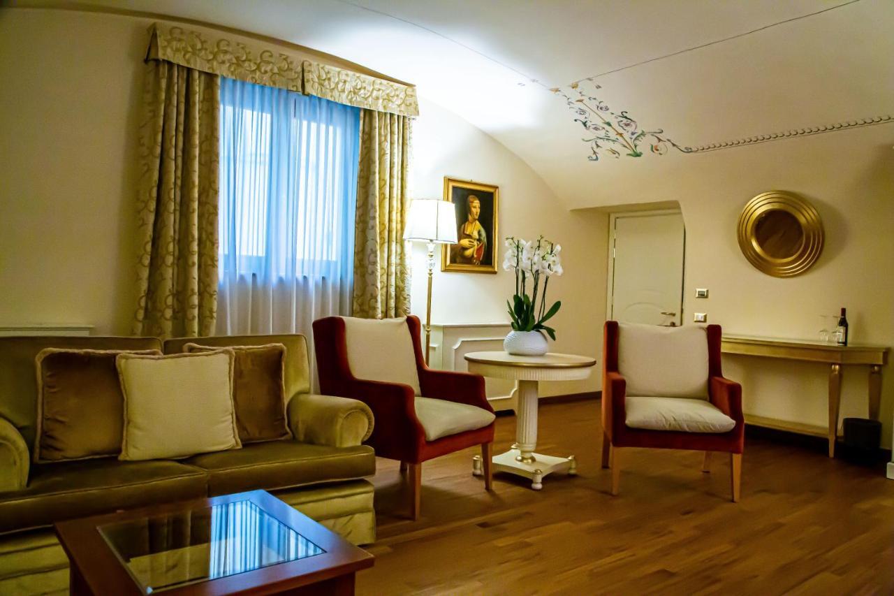 Golden Tower Hotel & Spa Firenze Kültér fotó A suite at the Hotel de la Ville