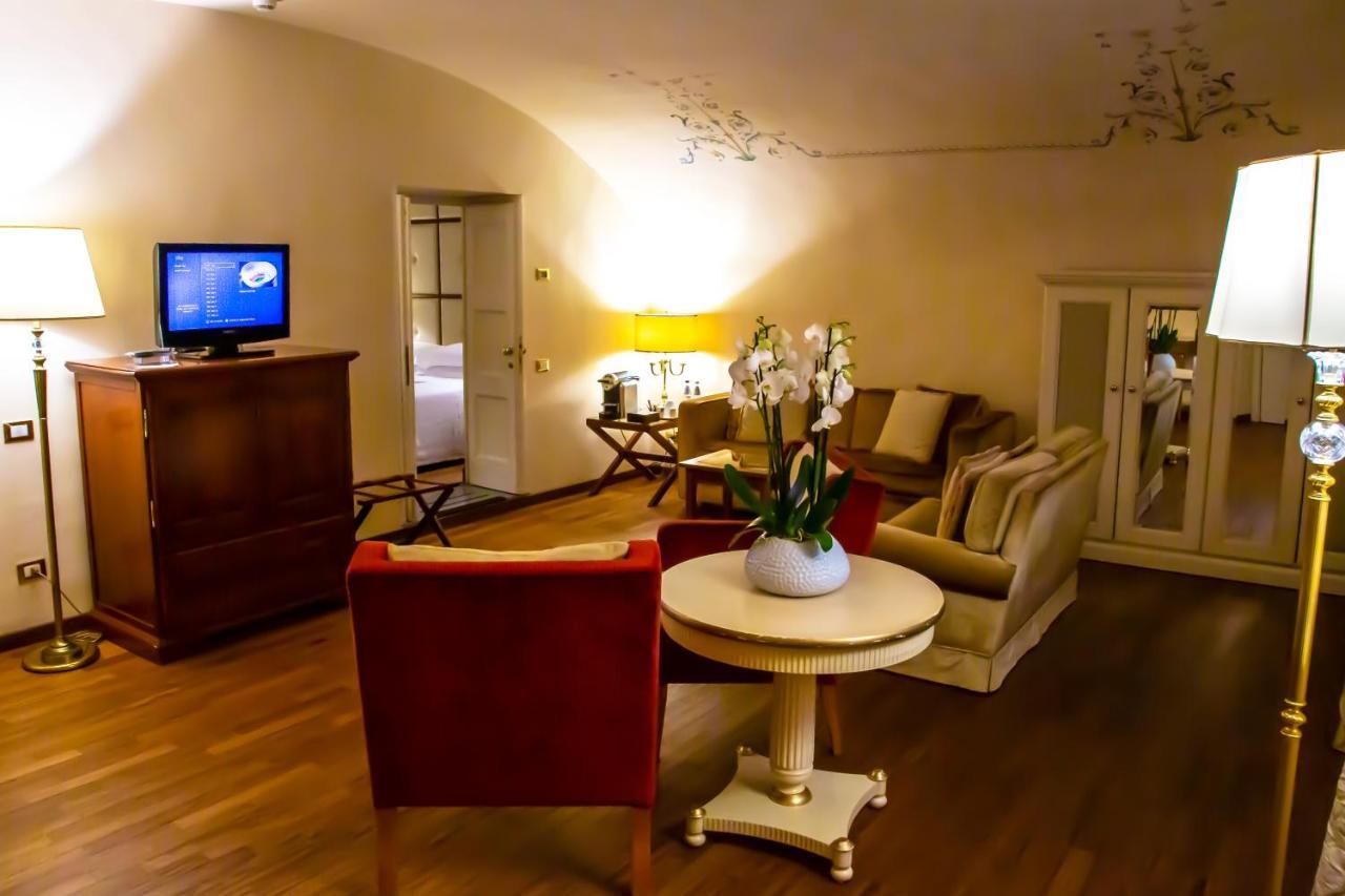 Golden Tower Hotel & Spa Firenze Kültér fotó A suite at the Hotel de France