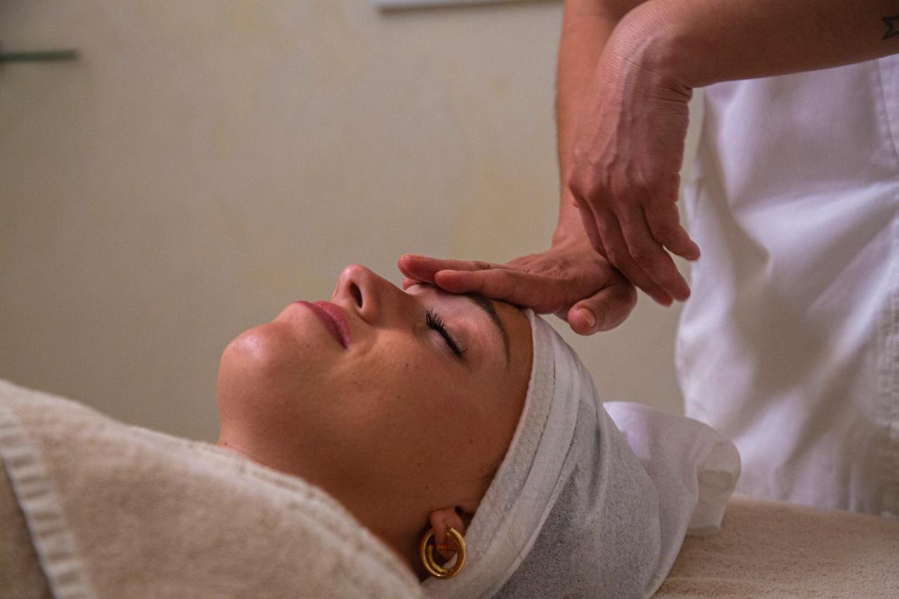 Golden Tower Hotel & Spa Firenze Kültér fotó A woman receiving a facial massage