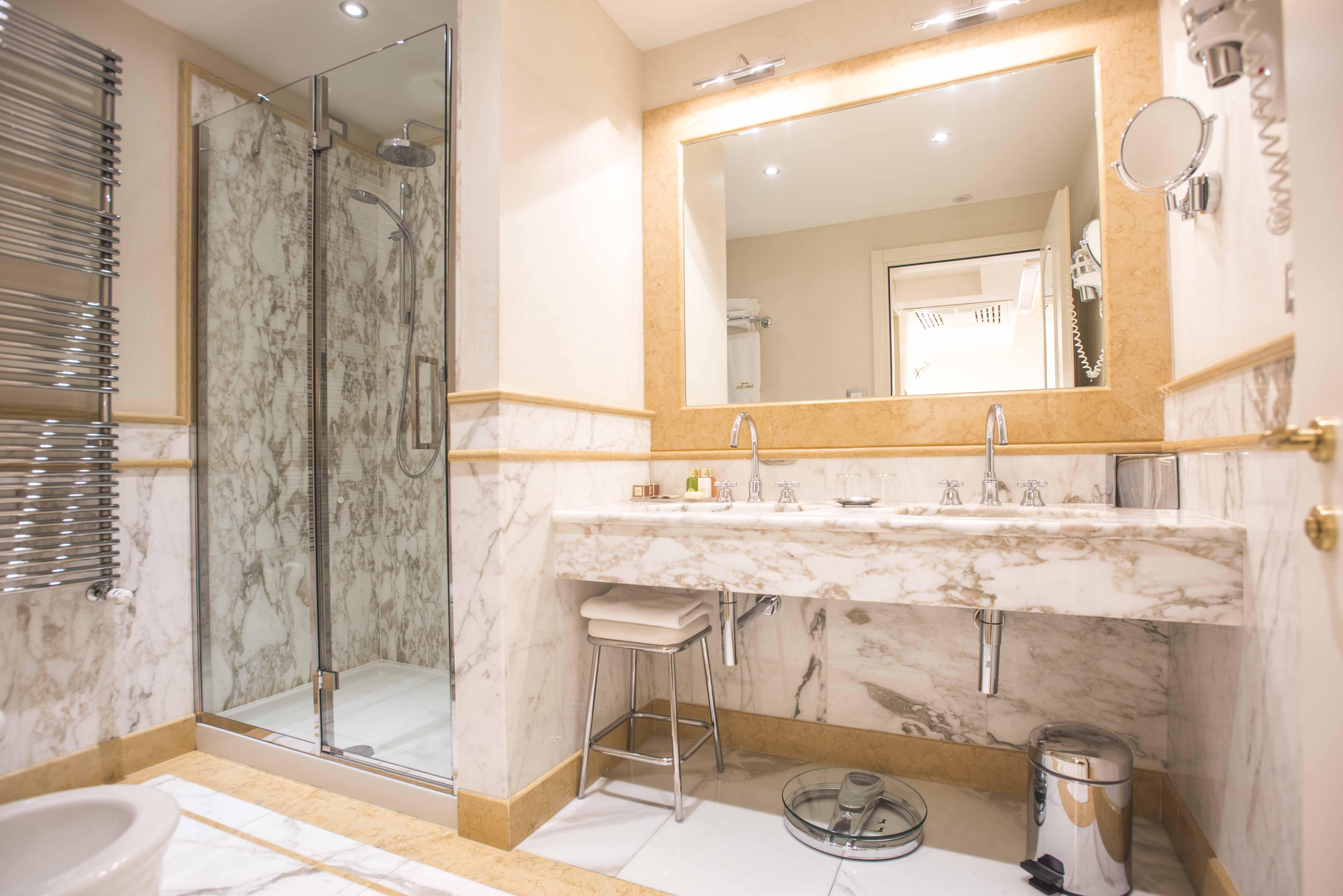 Golden Tower Hotel & Spa Firenze Kültér fotó A bathroom