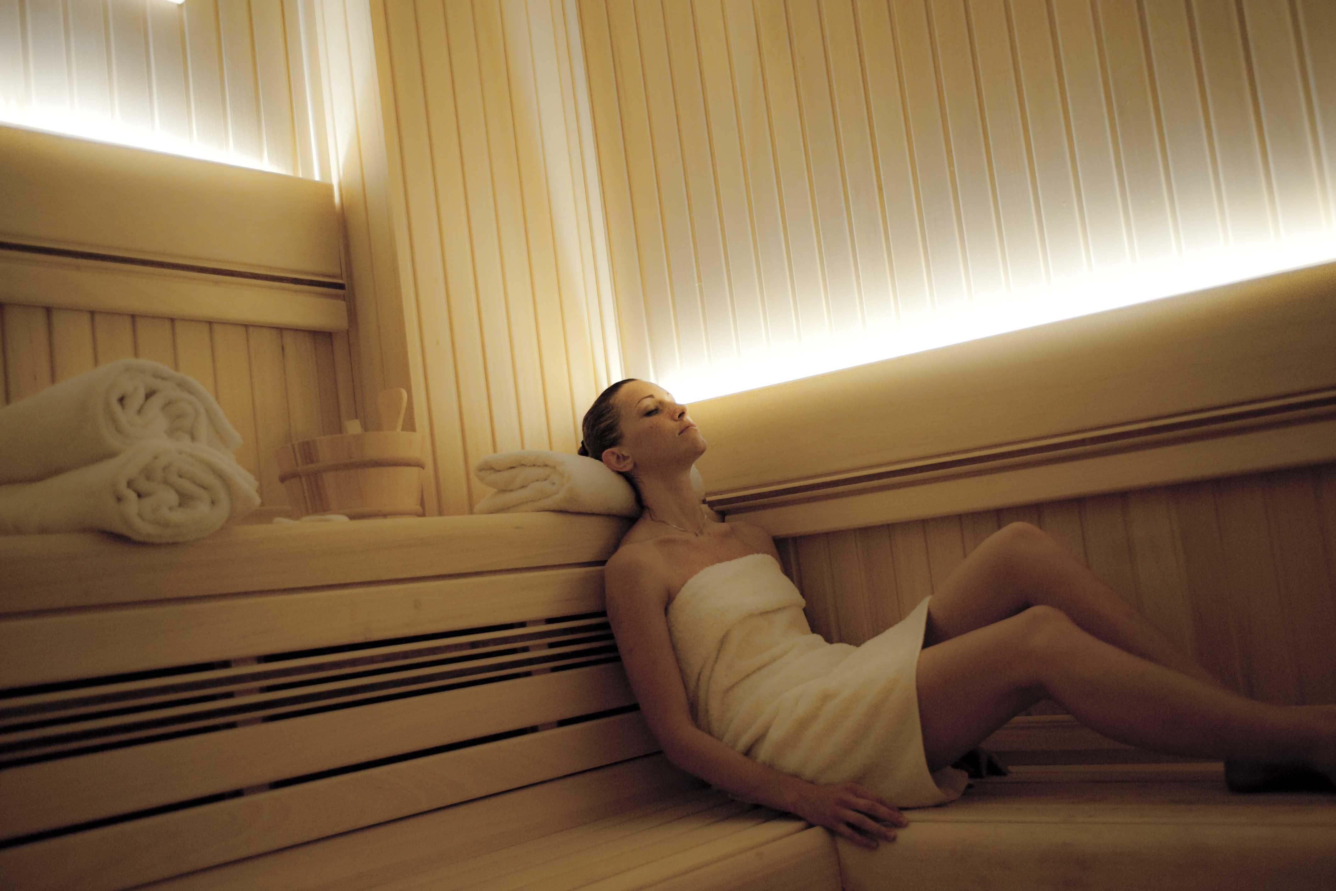 Golden Tower Hotel & Spa Firenze Kültér fotó A woman in a sauna