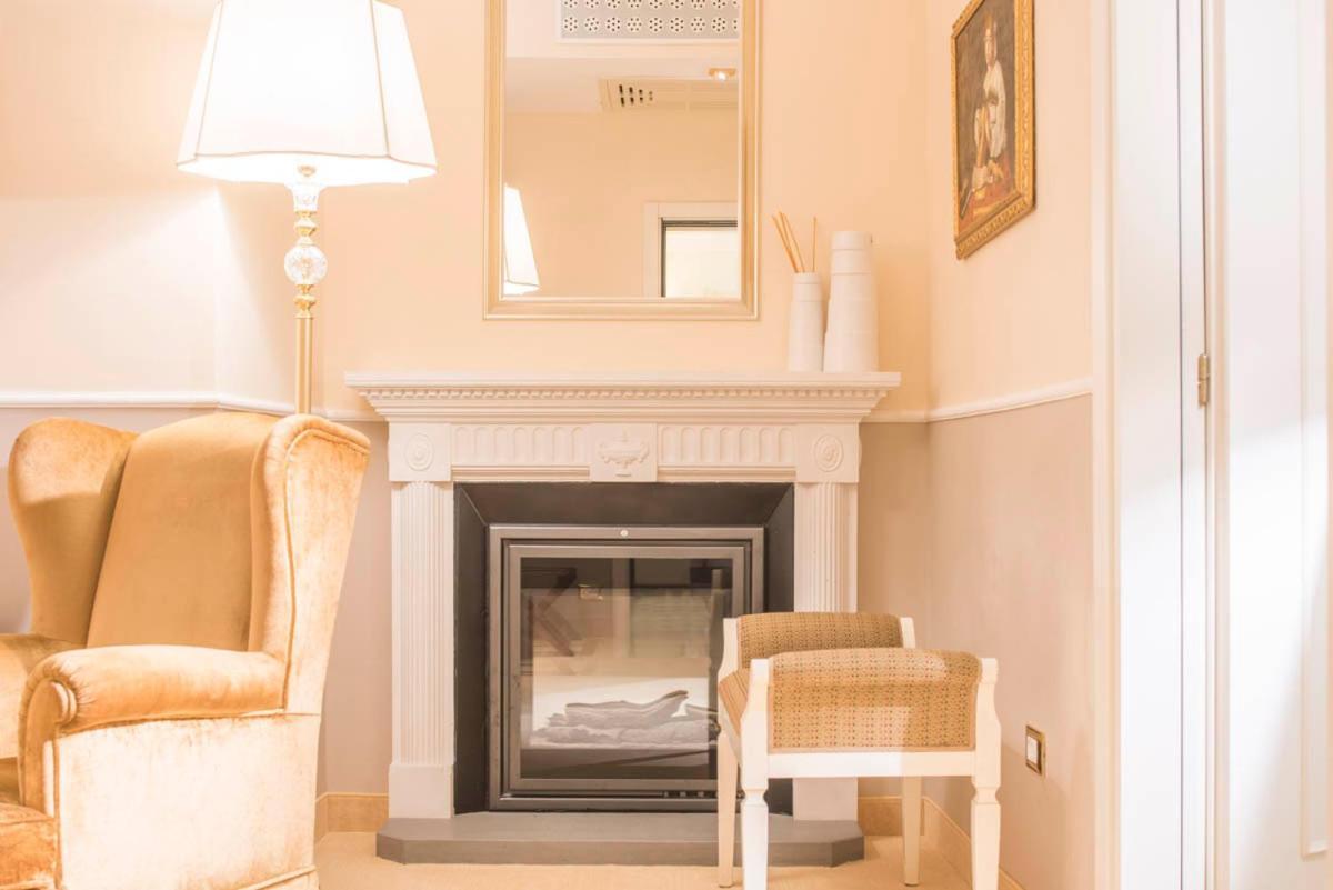 Golden Tower Hotel & Spa Firenze Kültér fotó A fireplace in a living room