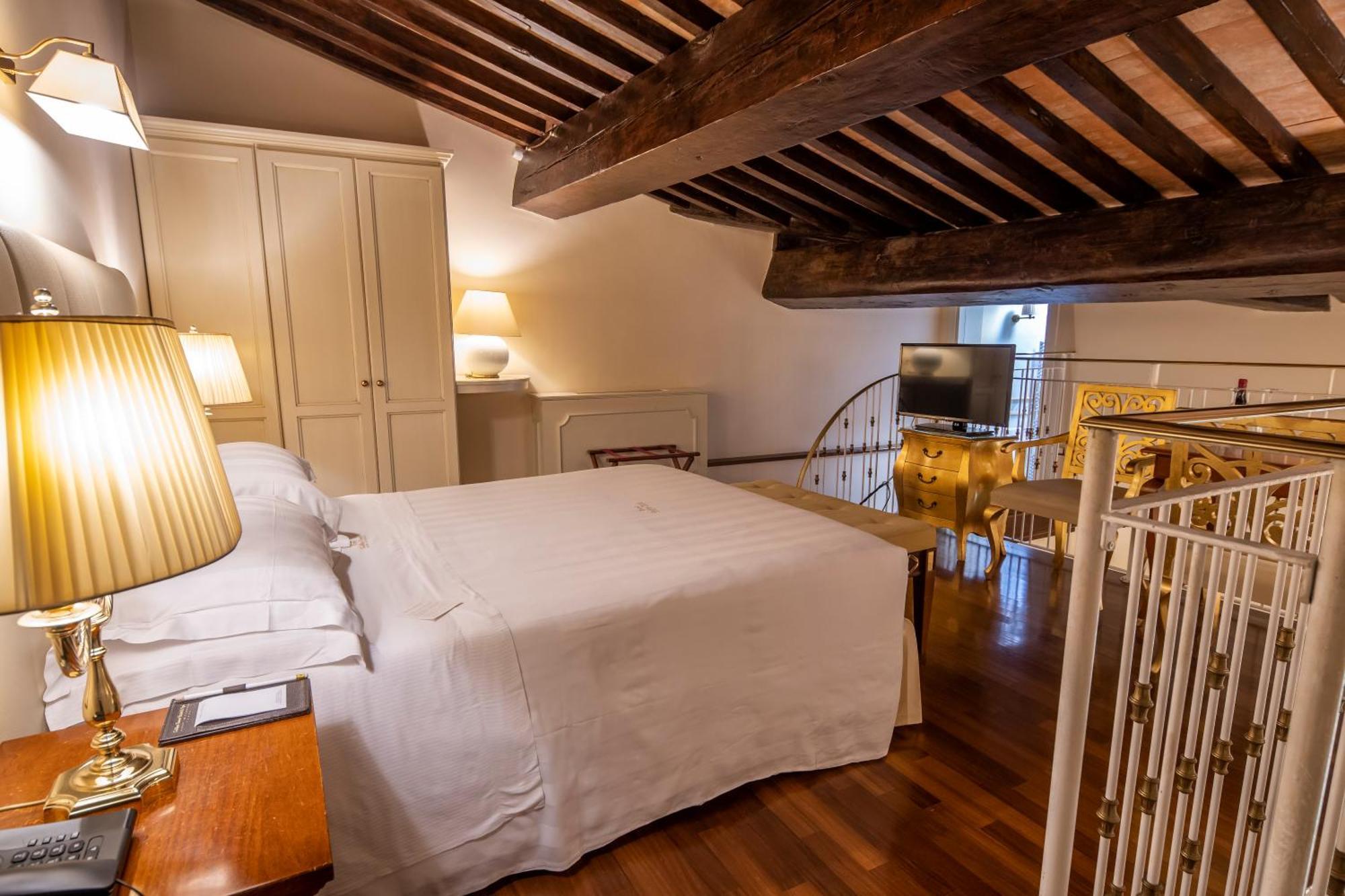 Golden Tower Hotel & Spa Firenze Kültér fotó A room at the hotel