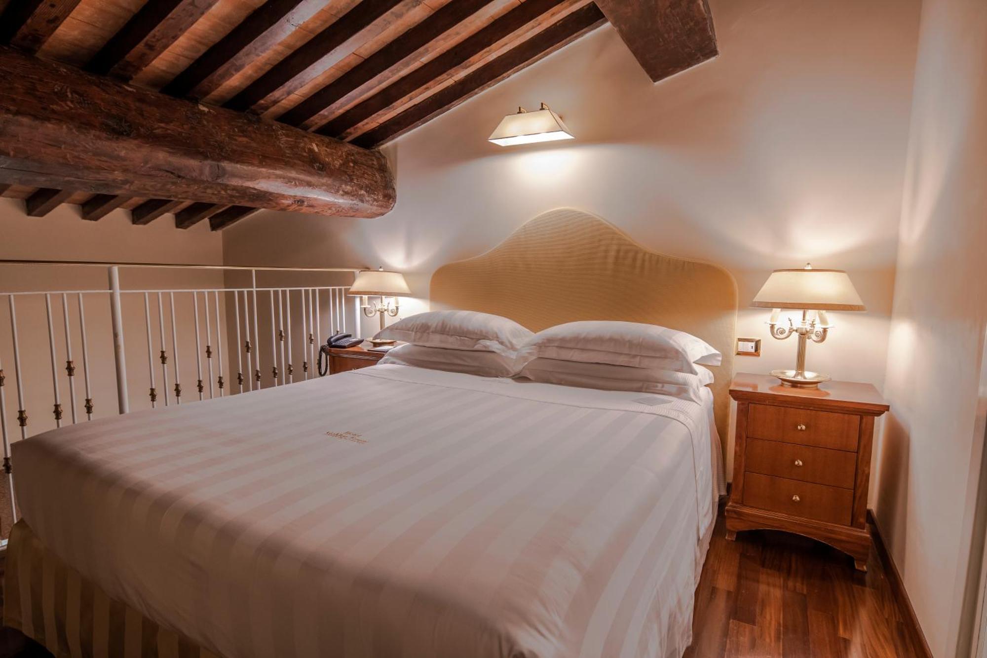 Golden Tower Hotel & Spa Firenze Kültér fotó A bedroom at the hotel