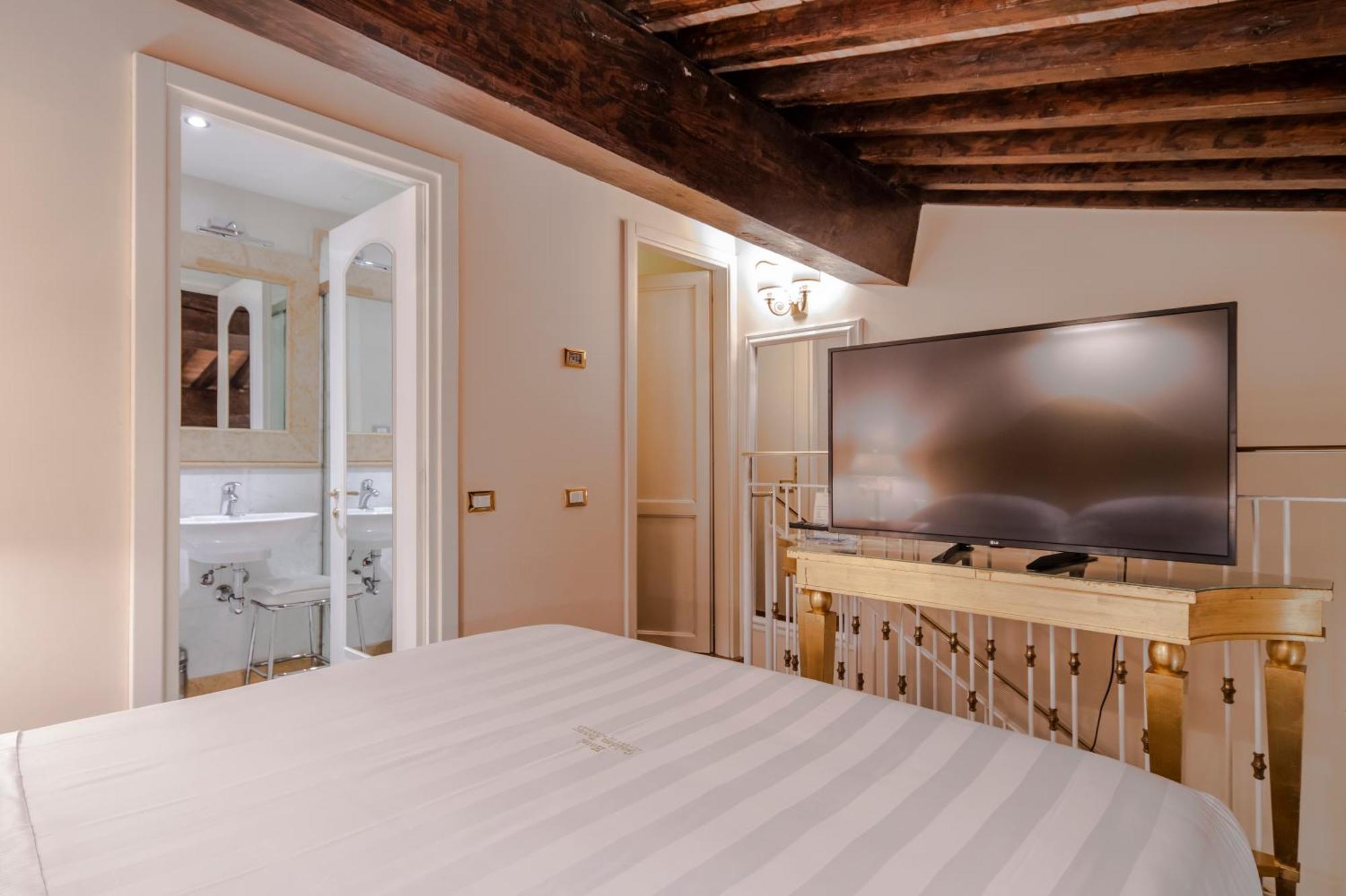 Golden Tower Hotel & Spa Firenze Kültér fotó A room at the hotel
