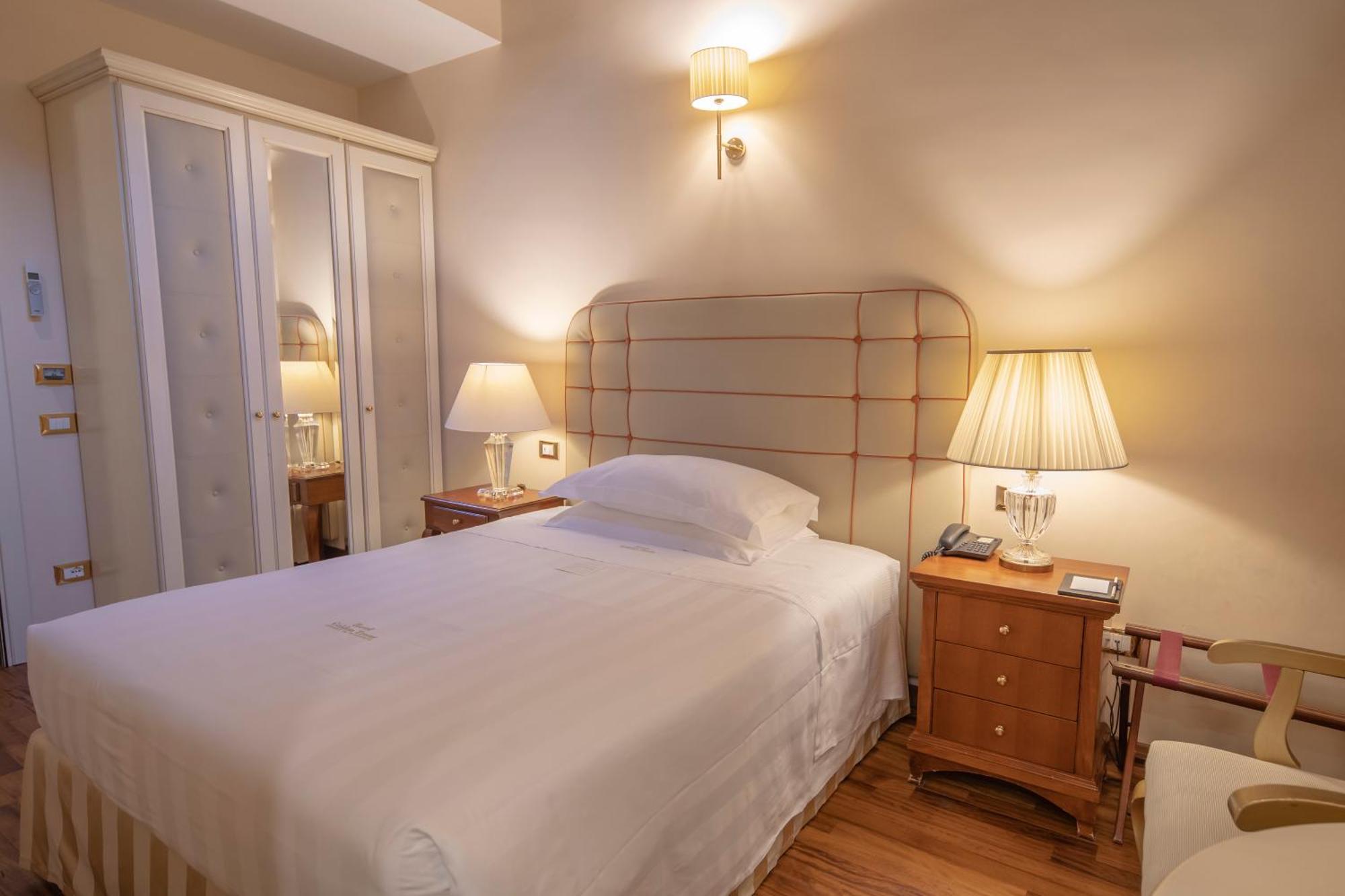 Golden Tower Hotel & Spa Firenze Kültér fotó A single room at the hotel