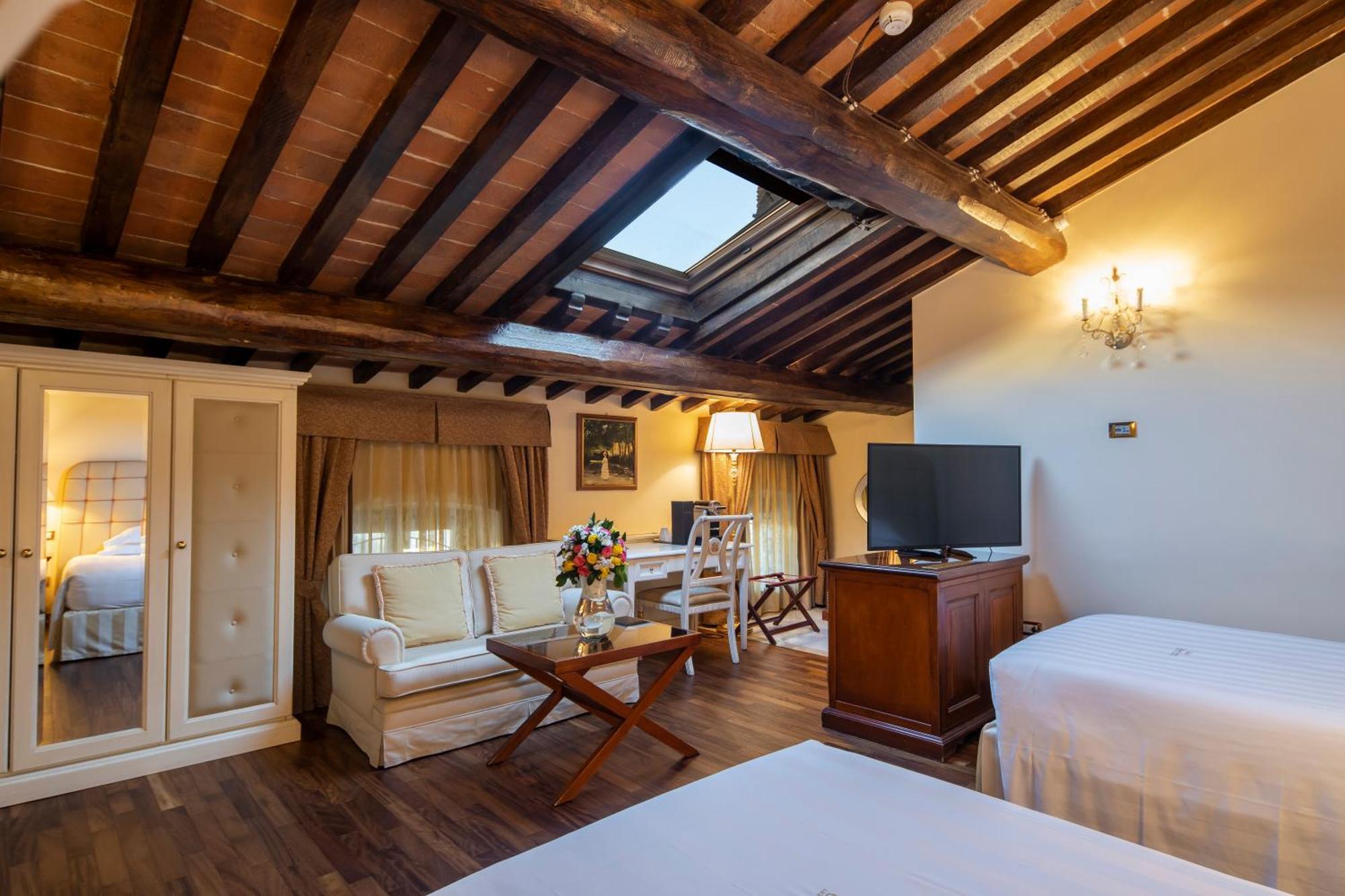 Golden Tower Hotel & Spa Firenze Kültér fotó A room at the hotel