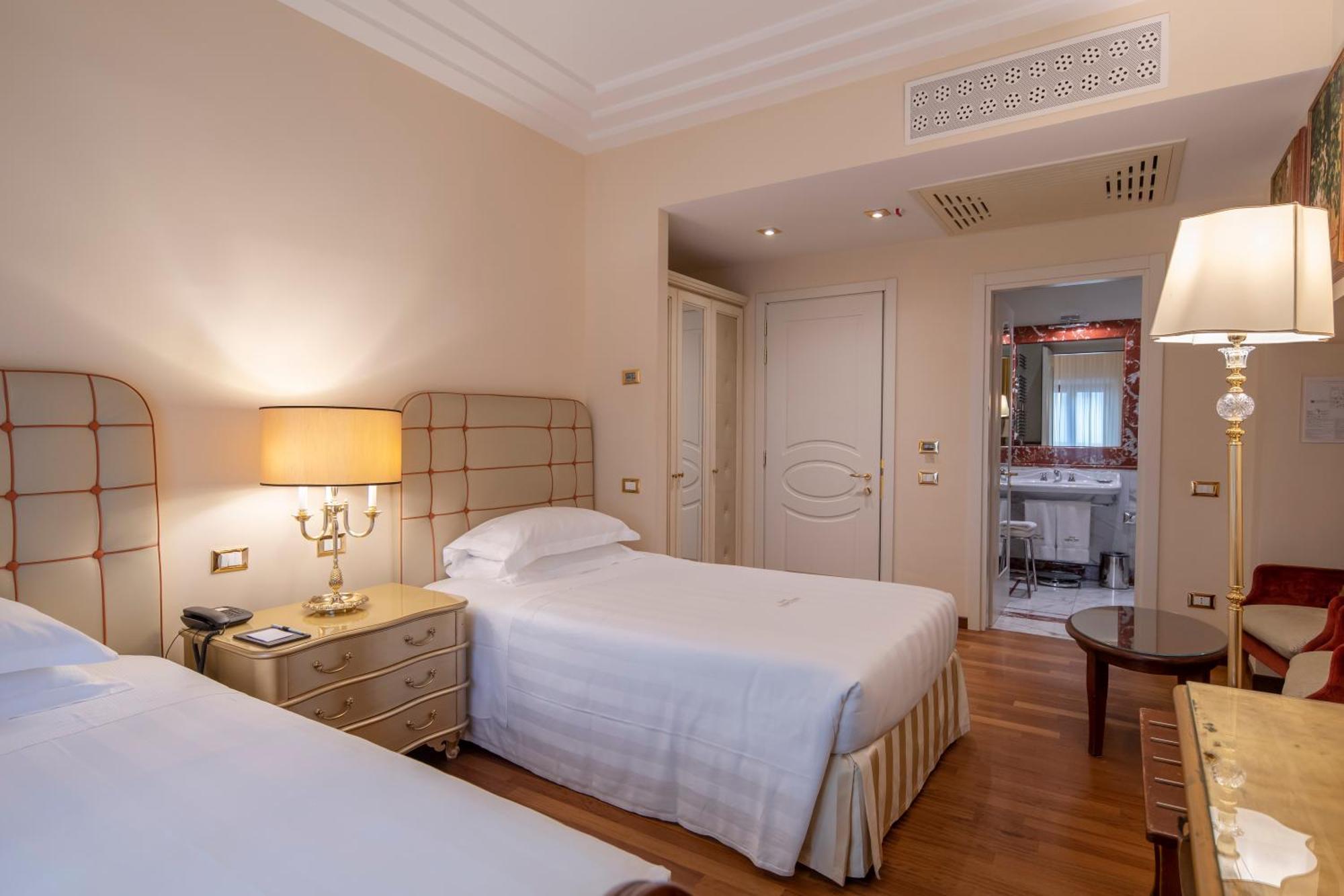 Golden Tower Hotel & Spa Firenze Kültér fotó A room at the hotel