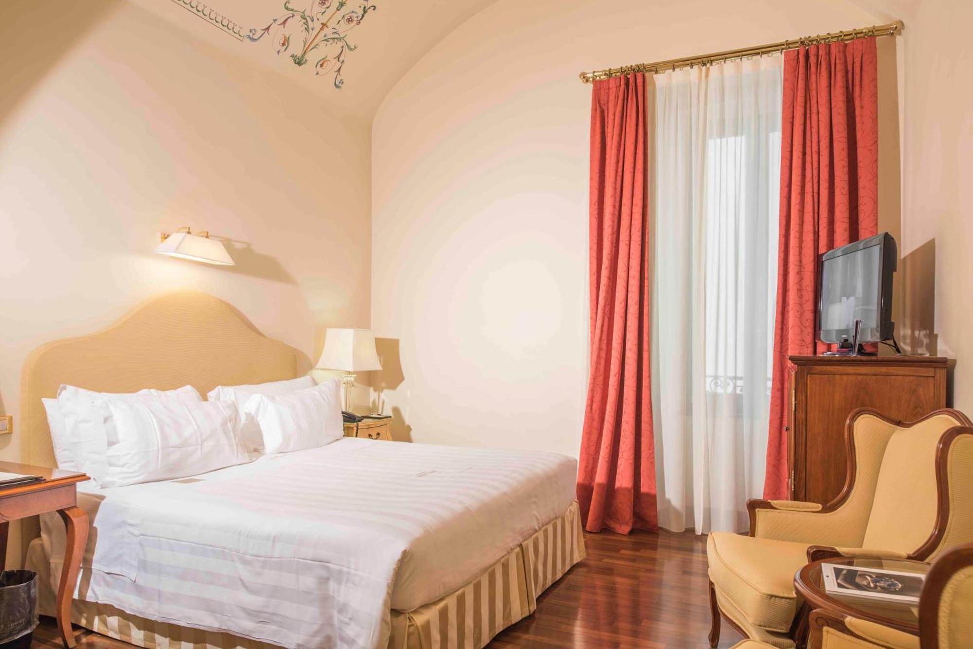 Golden Tower Hotel & Spa Firenze Kültér fotó A room at the hotel