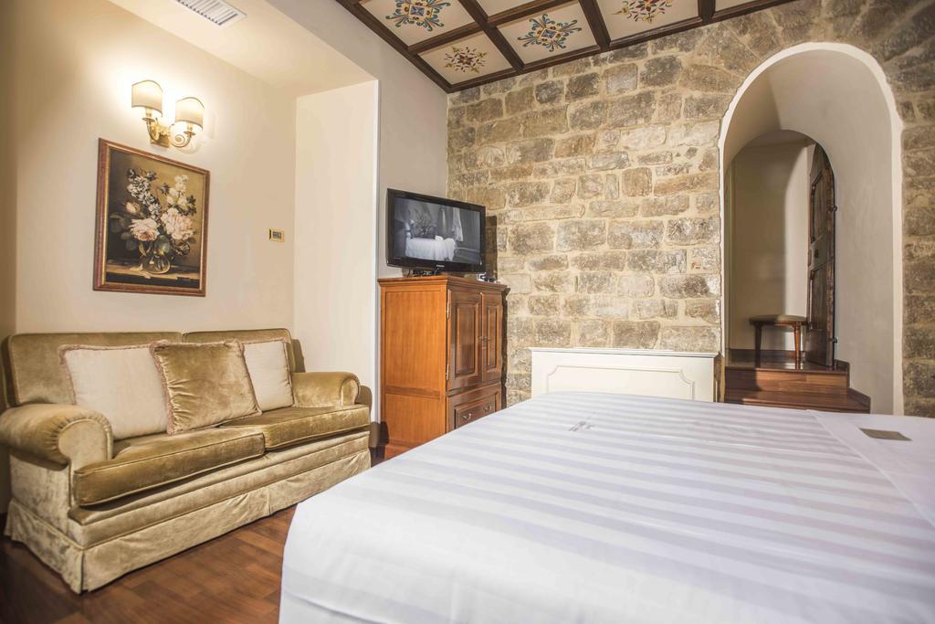 Golden Tower Hotel & Spa Firenze Kültér fotó A room at the hotel