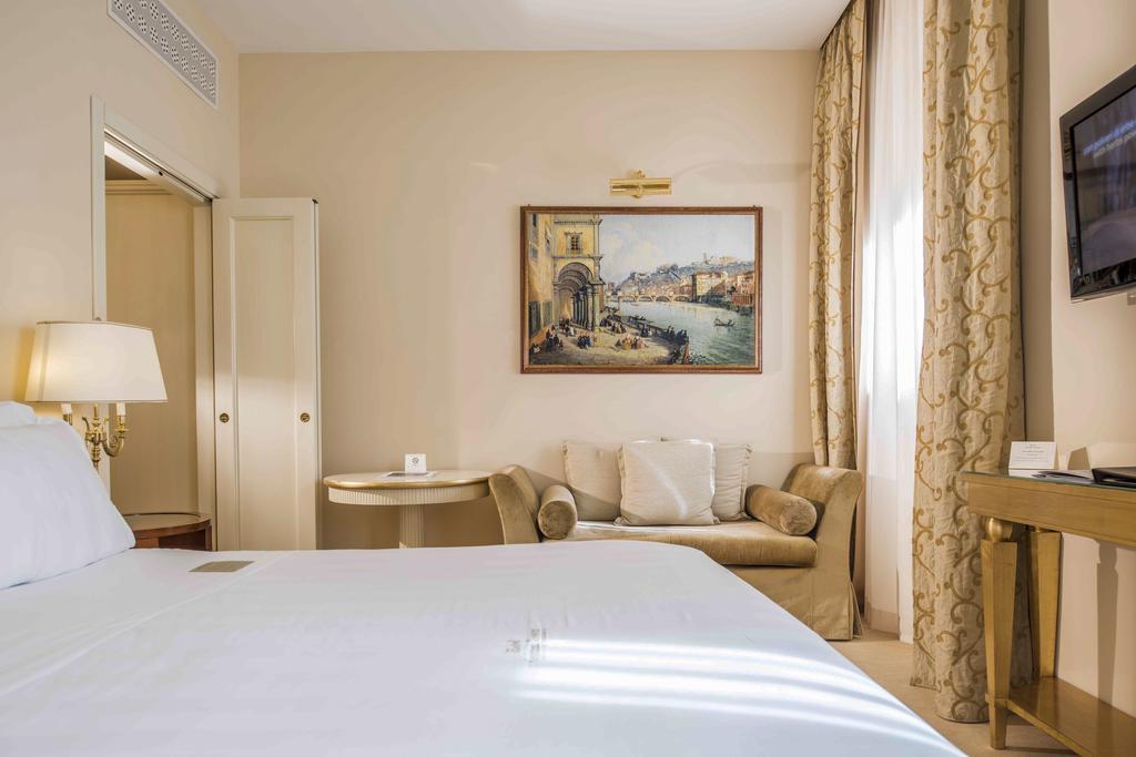 Golden Tower Hotel & Spa Firenze Kültér fotó A room at the hotel