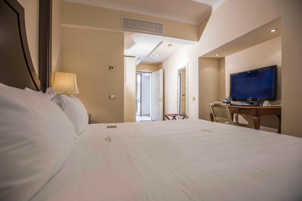 Golden Tower Hotel & Spa Firenze Kültér fotó A room at the hotel
