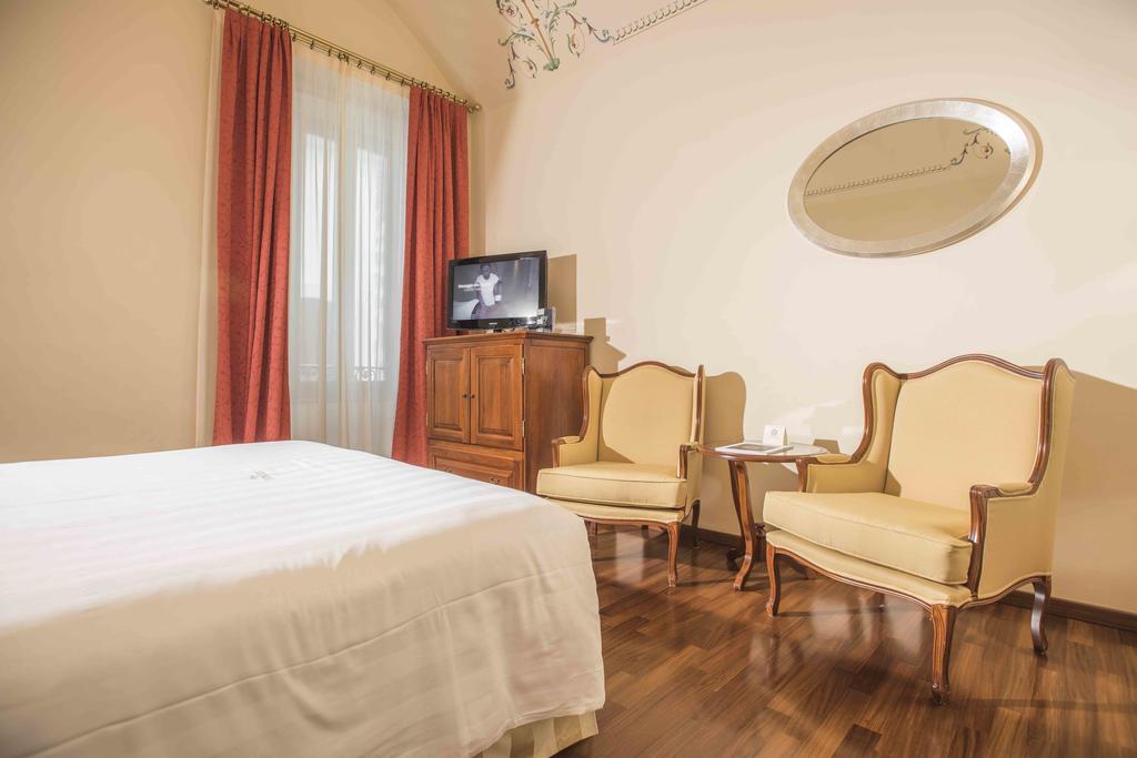 Golden Tower Hotel & Spa Firenze Kültér fotó A room at the hotel